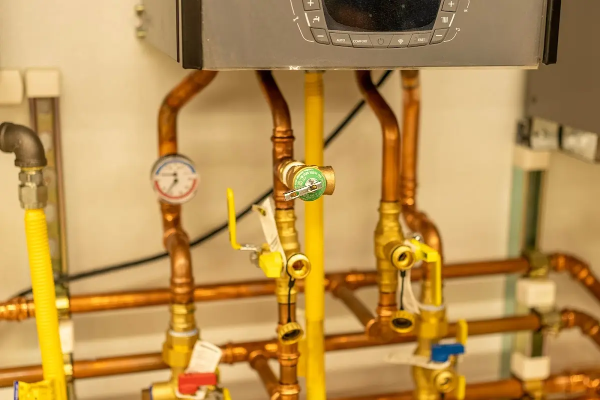 Licensed technician providing Slab Leak Repair for a homeowner in Great Neck Plaza